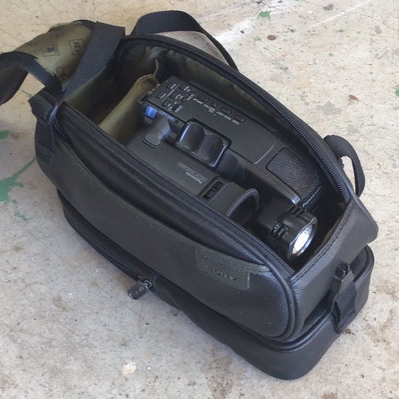 Video camera with storage bag - Picture 2 of 7